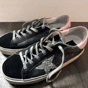 ORIGINAL GOLDEN GOOSE HI STAR! Wore 3 times. Too big for me. Unfortunately.